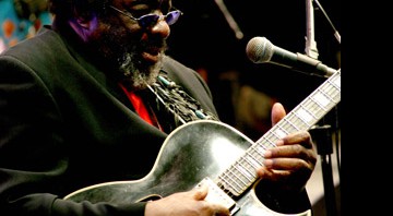 James "Blood" Ulmer, o guitarrista sentado - Cezar Fernandes