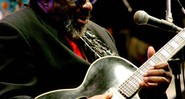 James "Blood" Ulmer, o guitarrista sentado - Cezar Fernandes