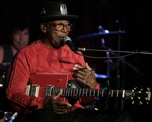 Bo Diddley em uma de suas últimas apresentações, em 2006. Músico foi pioneiro do rock 'n roll - AP