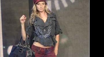 A Colcci (na foto, Gisele Bündchen em desfile da grife) trocou o Fashion Rio pela SPFW; agora, é o piloto da semana paulista de moda que assume o controle do evento carioca - Cadu Pilotto