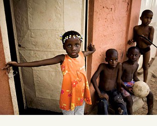 Kuduro de Marçal: Menina em rua do Marçal, musseque (favela) de onde saíram alguns dos maiores nomes do kuduro, o mais popular ritmo angolano - André Vieira