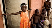 Kuduro de Marçal: Menina em rua do Marçal, musseque (favela) de onde saíram alguns dos maiores nomes do kuduro, o mais popular ritmo angolano - André Vieira