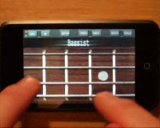 O baixo integrado no Band. Aplicativo permite criar músicas com toques na tela do celular - Reprodução