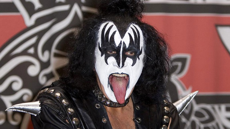 Gene Simmons achou os culpados para a morte da indústria fonográfica, mas prefere ficar sentado esperando engravatados fazerem algo pela situação - Reprodução