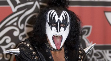 Gene Simmons achou os culpados para a morte da indústria fonográfica, mas prefere ficar sentado esperando engravatados fazerem algo pela situação - Reprodução