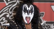 Gene Simmons achou os culpados para a morte da indústria fonográfica, mas prefere ficar sentado esperando engravatados fazerem algo pela situação - Reprodução