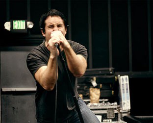 Trent Reznor, em ensaio para a nova turnê: NIN vêm pela segunda vez ao Brasil em outubro - Reprodução/MySpace