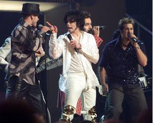 Michael Jackson ao lado do N'Sync (à sua direita, está Justin Timberlake), em 2001: inédita em parceria com Akon vazou na internet - AP