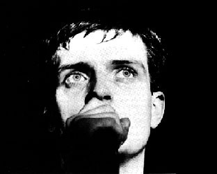 Memorial de Ian Curtis é roubado de cemitério inglês. Cantor se suicidou em 1980, antes da primeira turnê do Joy Division pelos Estados Unidos - Reprodução