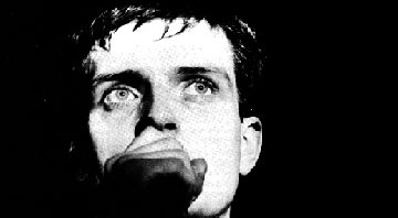 Memorial de Ian Curtis é roubado de cemitério inglês. Cantor se suicidou em 1980, antes da primeira turnê do Joy Division pelos Estados Unidos - Reprodução