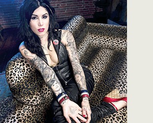 Legenda: Kat Von D: A tatuadota é pop: "queria ser como Salma Hayek"