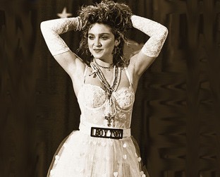 LIKE A VIRGIN Madonna veste um de seus figurinos mais famosos - o vestido de noiva-lingerie - no 1º MTV Video Music Awards, em 1984