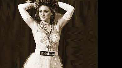 LIKE A VIRGIN Madonna veste um de seus figurinos mais famosos - o vestido de noiva-lingerie - no 1º MTV Video Music Awards, em 1984