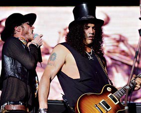 A dupla Weiland e Slash durante show no Estádio do Morumbi, em São Paulo (abril de 2007) - Marcos Hermes