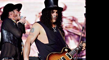 A dupla Weiland e Slash durante show no Estádio do Morumbi, em São Paulo (abril de 2007) - Marcos Hermes