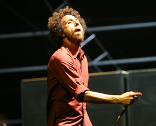 Zack de la Rocha: além de cantar, músico toca teclado em <i>One Day as a Lion</i> - Bruno Furnari