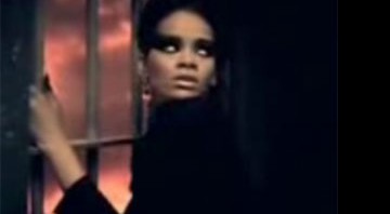 Rihanna no vídeo de "Disturbia", dirigido por David La Chapelle - Reprodução