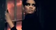 Rihanna no vídeo de "Disturbia", dirigido por David La Chapelle - Reprodução