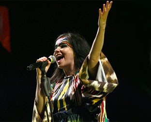 A cantora Björk protestou em show na China a favor da libertação do Tibete, agora artistas lançam CD apoiando a causa - Reprodução