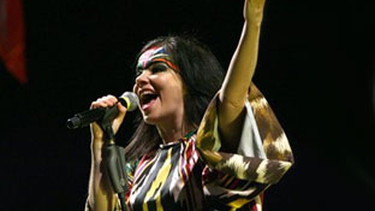 A cantora Björk protestou em show na China a favor da libertação do Tibete, agora artistas lançam CD apoiando a causa - Reprodução