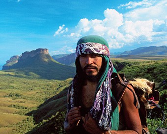 Joás em casa, na Chapada Diamantina: "Para entender o fogo, tem que vivê-lo, sentir toda a cadeia de um ecossistema que está se acabando - e a extinção é para sempre" - Araquém Alcântara