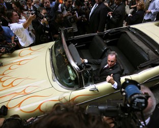 Michael Bloomberg posa para foto dentro do Chevy 57 Bel Air de Bruce Springsteen - AP