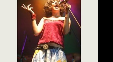 A banda potiguar Rosa de Pedra fez o melhor show de abertura dos três dias, com música regional e boa presença da vocalista Ângela Castro - Rogério Vital/Divulgação