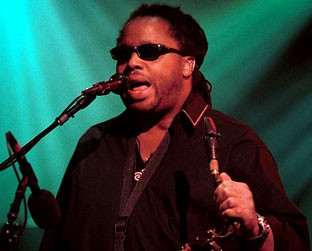 LeRoi Moore foi um dos fundadores da Dave Matthews Band; saxofonista morreu por complicações decorrentes de um acidente de quadriciclo - Reprodução/Site Oficial