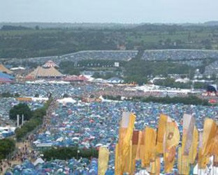 Vista de cima, a área de barracas do Glastonbury dá noção do tamanho do festival