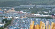 Vista de cima, a área de barracas do Glastonbury dá noção do tamanho do festival