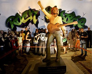 O maior ídolo do reggae ganhou sua primeira estátua na Europa, no último dia 23; monumento foi erguido em pequeno povoado da Sérvia - AP