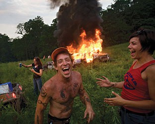 Brewce Martin, o criador deste campo dos sonhos, e sua amorada, Amber Cavender, em meio ao caos da Bowl Bash - Travis Dove