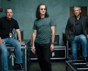 Três senhores virtuosos: Os integrantes do Rush, Neil Peart, Geddy Lee e Alex Lifeson (a partir da esq.) em Austin (Texas), no mês de abril - Dan Winters