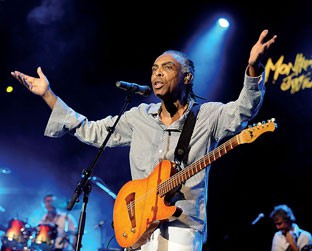 Carnaval Europeu: Gilberto Gil subiu ao palco às 22h30 para comandar um de seus últimos shows antes de deixar o Ministério da Cultura