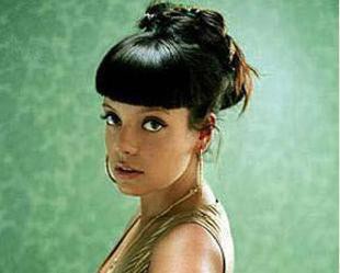 Lily Allen confirmou o lançamento do novo álbum para fevereiro de 2009 - Divulgação