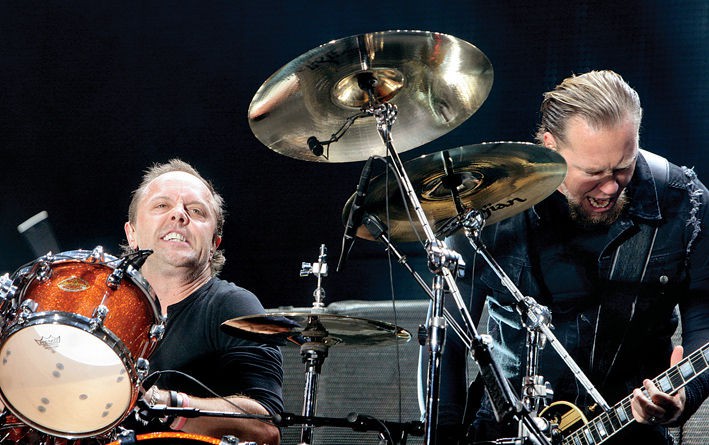 Lars Ulrich e James Hetfield tocam no festival de Reading (Inglaterra), em agosto, no qual o guitarrista repetiu várias vezes o movimento simbólico de tocar com o pé na bateria - Max Vadukul