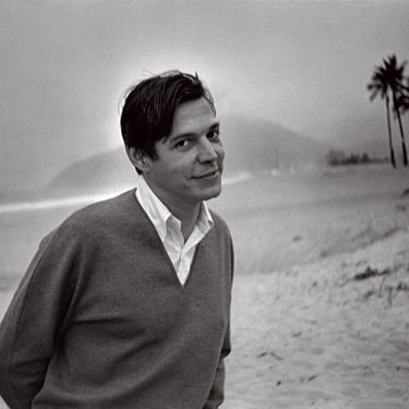 Tom Jobim, fotografado em Ipanema - Otto Stupakoff