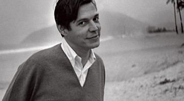 Tom Jobim, fotografado em Ipanema - Otto Stupakoff