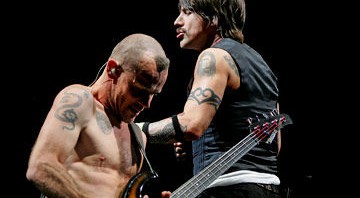 Flea, baixista do RHCP, e Kiedis (à dir.): vocalista está desenvolvendo série de TV baseada em sua infância - AP