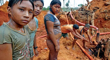 Índios-cintas-largas em garimpo ilegal, em Pimenta Bueno(RO) - Antonio Gaudério/Folha Imagem