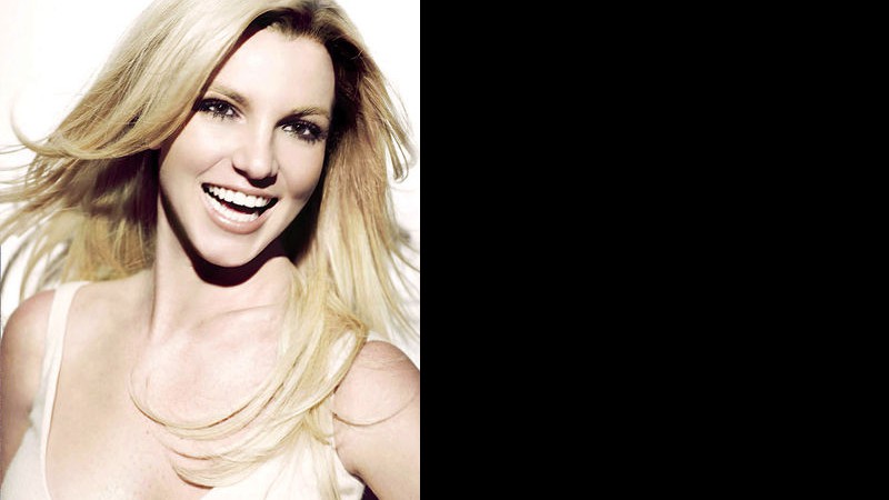 Britney sai dos tablóides e volta para a música