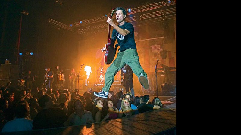 Dinho Ouro Preto à frente da banda, em São Paulo, em 2006 - MRossi