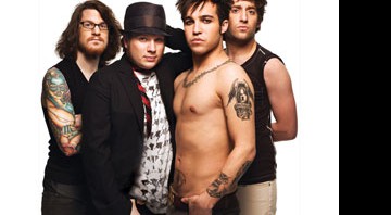 Fall Out Boy, a banda seguida por uma legião de emos (da esquerda para a direita): o baterista Andy Hurley, o vocalista Patrick Stump, o baixista Pete Wentz e o guitarrista Joe Trohman - Peter Yang