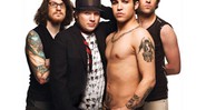 Fall Out Boy, a banda seguida por uma legião de emos (da esquerda para a direita): o baterista Andy Hurley, o vocalista Patrick Stump, o baixista Pete Wentz e o guitarrista Joe Trohman - Peter Yang