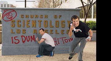 Trey Parker (à esquerda) e Matt Stone, os criadores de South Park, picham o muro da Igreja da Cientologia, em Los Angeles (Califórnia) - Michael Elins