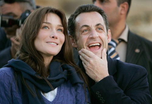 Carla Bruni, ao lado do marido e presidente da França, Nicolas Sarkozy - AP