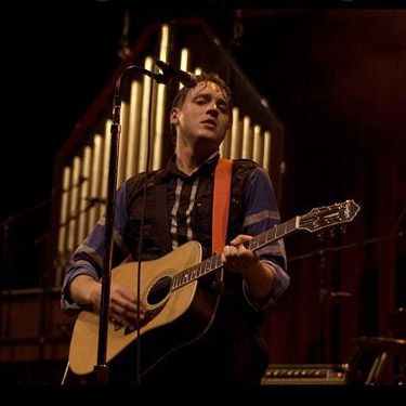 Win Butler, à frente do Arcade Fire, durante show em Paris, em 2007 - Reprodução/Site oficial