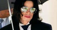 A morte de Michael Jackson (abaixo em 2005, em Santa Barbara) levou milhares de fãs às lojas, acabando com os estoques de discos e DVDs - MICHAEL GERMANA/EVERETT COLLECTION/LATINSTOCK