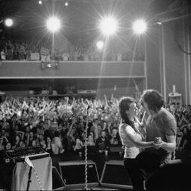 Meg e Jack White, dançando durante show no Canadá, em registro do diretor Emmett Malloy - Reprodução/Site oficial