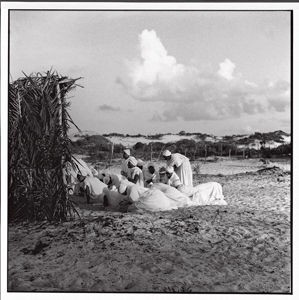 Candomblé: Bahia, 1972 - O bom trânsito de Verger permitia que ele registrasse incontáveis cultos religiosos. Estas imagens são da festa Águas de Oxalá, com participação do Candomblé Opô Aganjú - Foto Pierre Verger